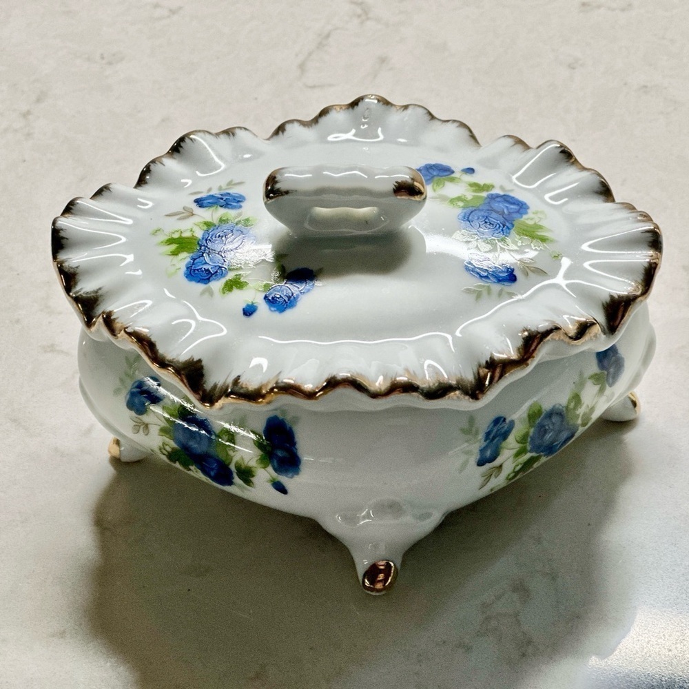DIAMOND FINE CHINA, TRINKET BOX. MADE OF PORCELAIN WITH A LUSTERWARE FINISH.